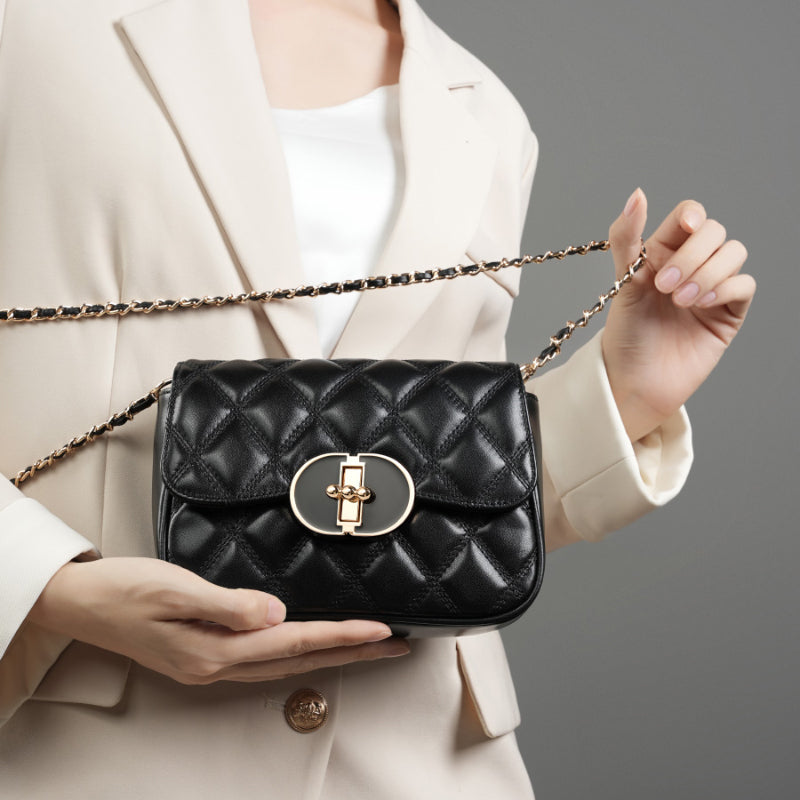 Chic Allure Crossbody | Kapitone Zincirli, Oval Kilit Detaylı