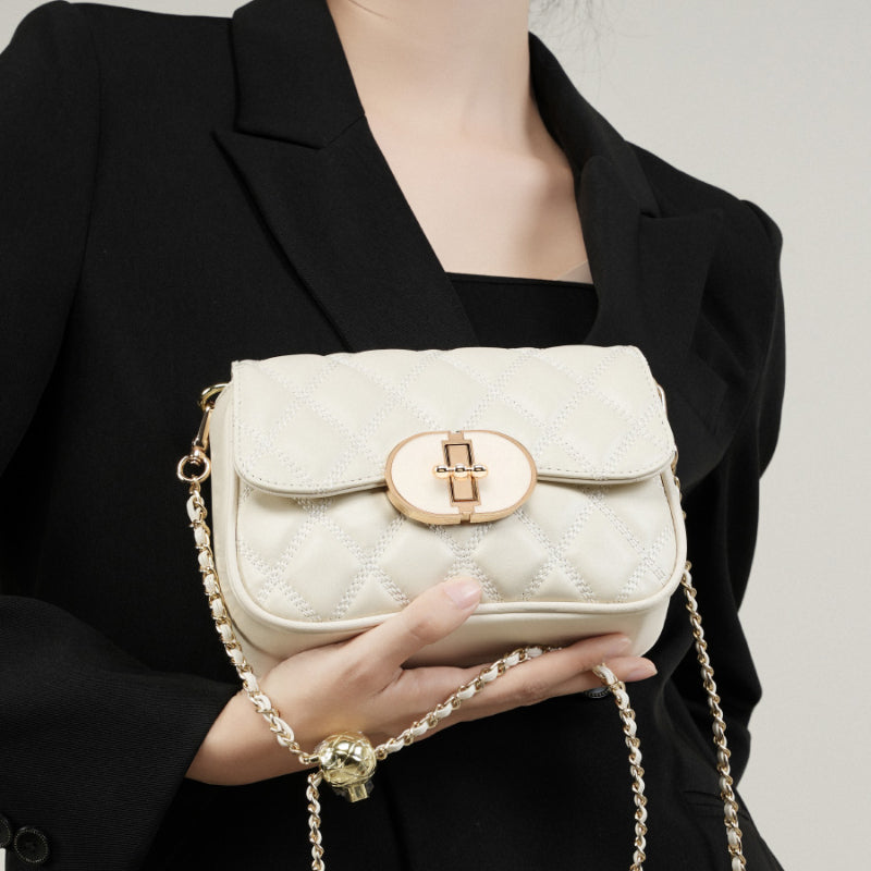 Chic Allure Crossbody | Kapitone Zincirli, Oval Kilit Detaylı