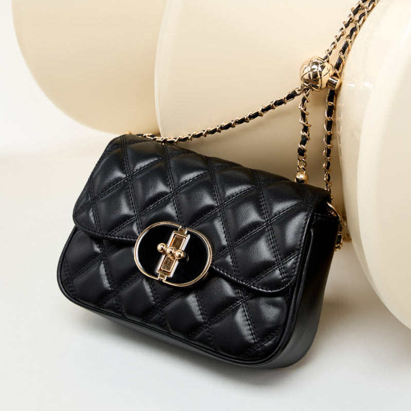 Chic Allure Crossbody | Kapitone Zincirli, Oval Kilit Detaylı